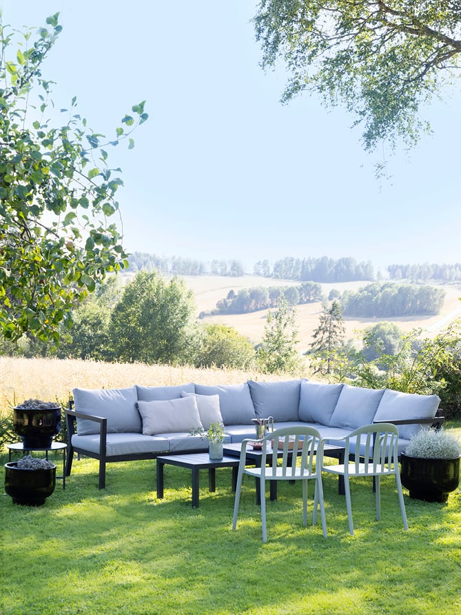 Røst sofaserie i sort med lysegrått trekk.