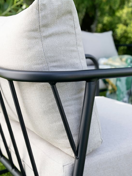 Detaljbilde av Brevik sofaserie i sort med beige trekk.