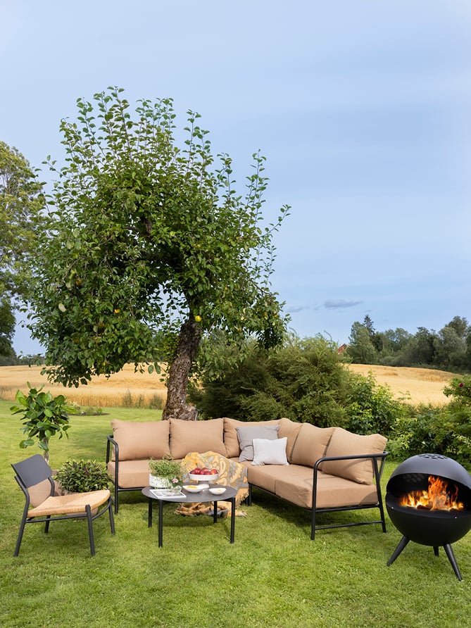 Brevik sofaserie på en gressplen. Svar med terracotta.