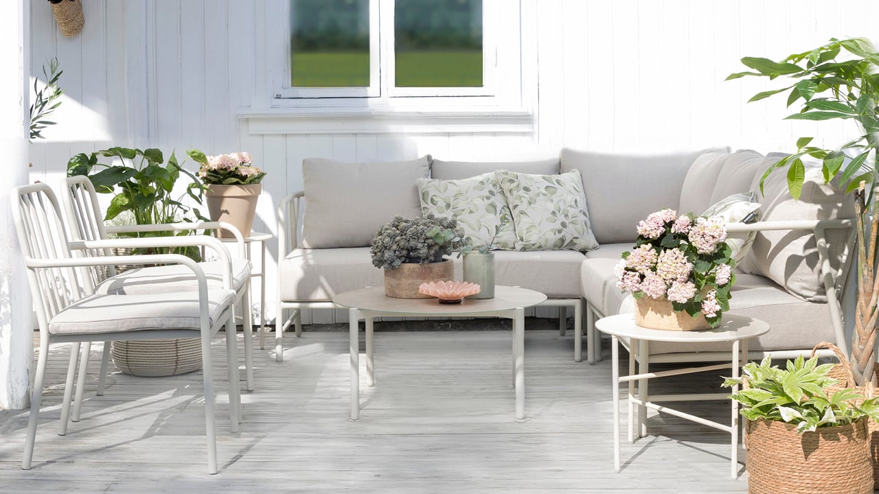 Brevik sofaserie på en gressplen. Kalk med kastanje-modell.