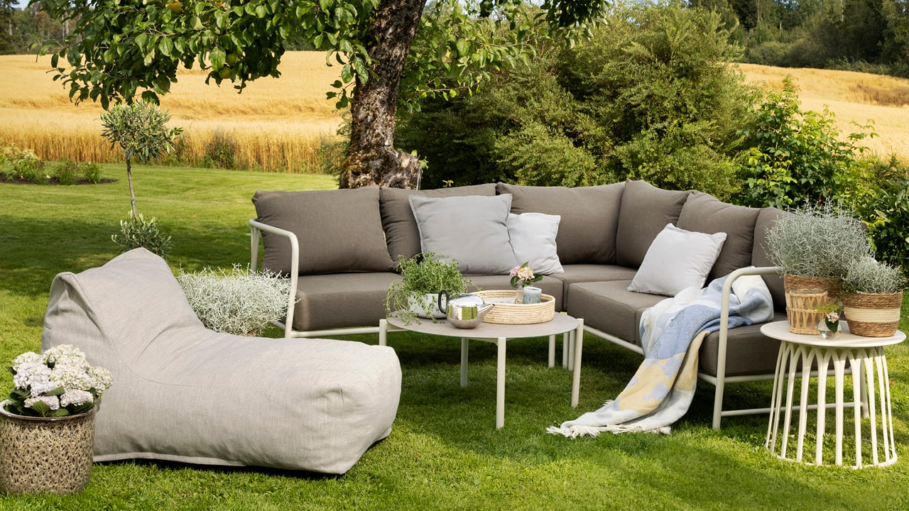 Brevik sofaserie på en gressplen. Kalk med kastanje-modell.