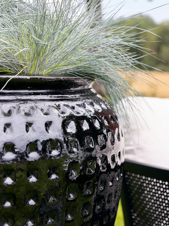 Detaljbilde av Solli blomsterpotte sort. 