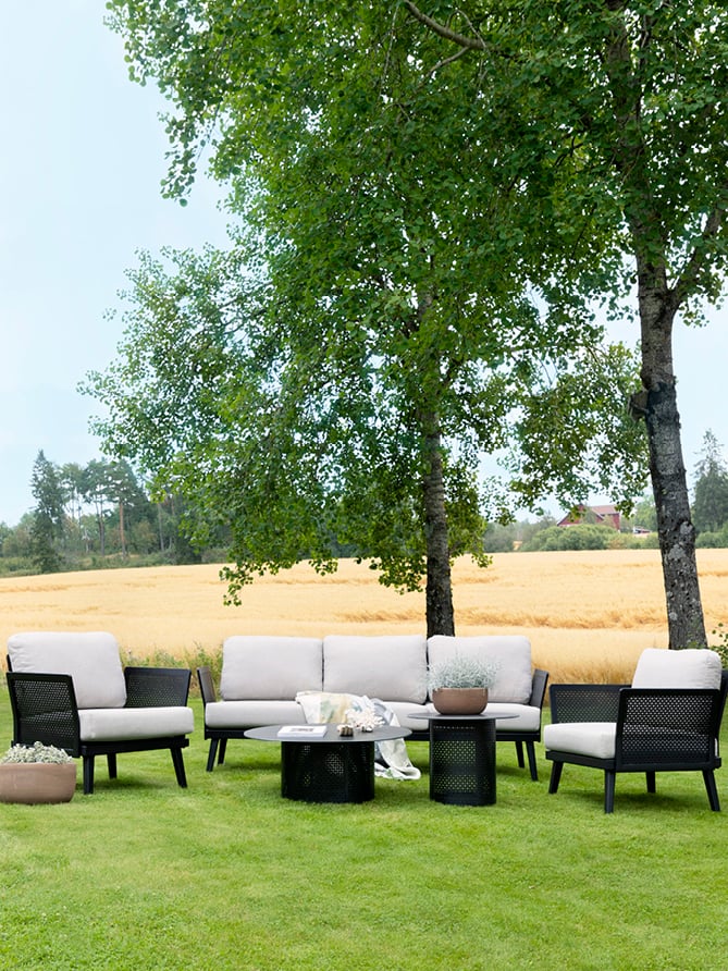 Sofagruppe Ullern på en gressplen.