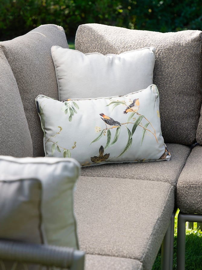 Detaljbilde av Narvik hjørnesofa i grå med hvite puter. 