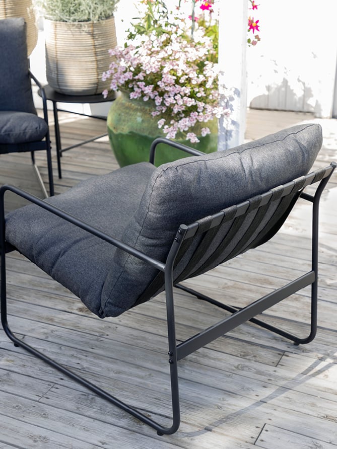 Bohem Dale sofagruppe stol på en terrasse. 