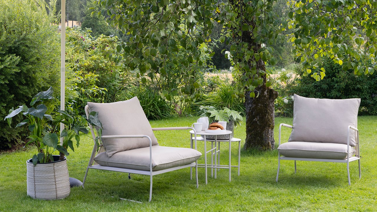 To stykk Bohem Løkken stol på en gressplen.