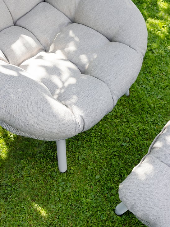 Detaljbilde av Bohem Risør stol med fotskammel.