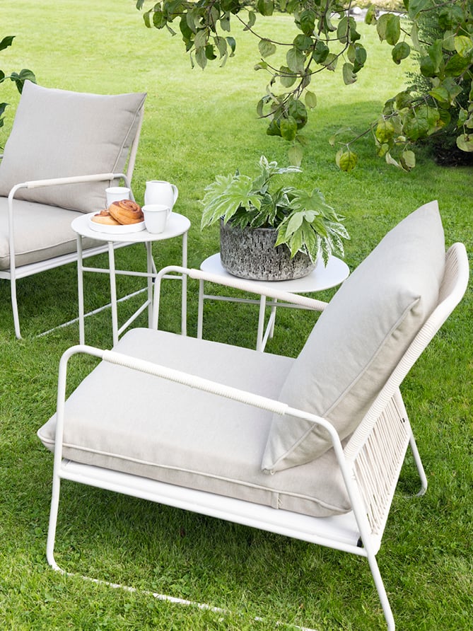 Bohem Løkken stol i beige på en gressplen.