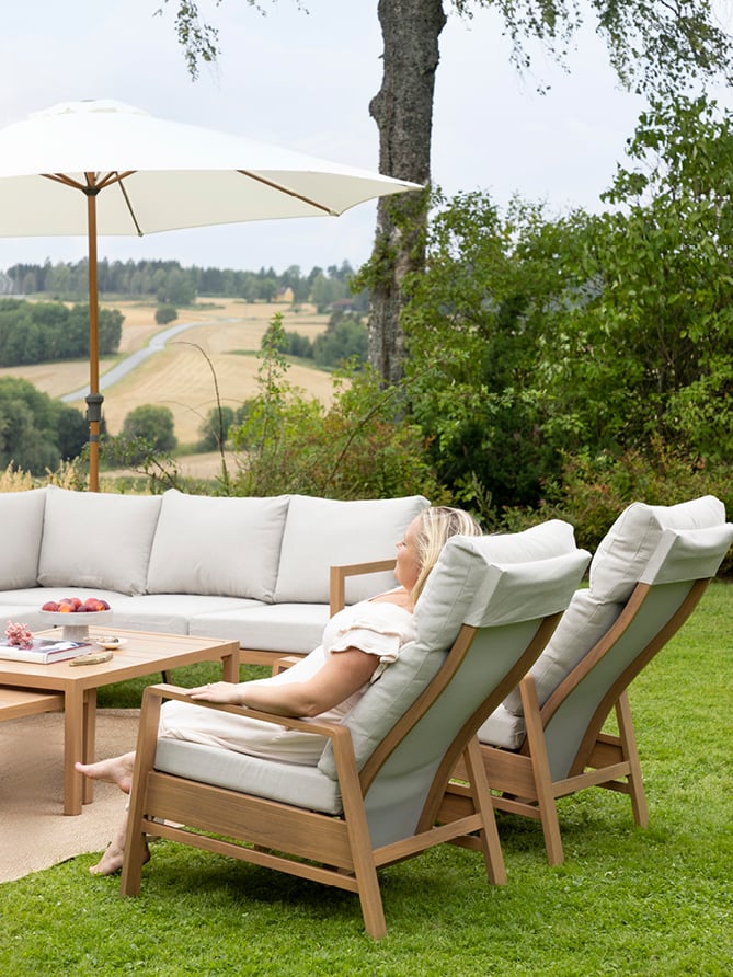 Bohem Holmen recliner terrassesett på en gressplen.