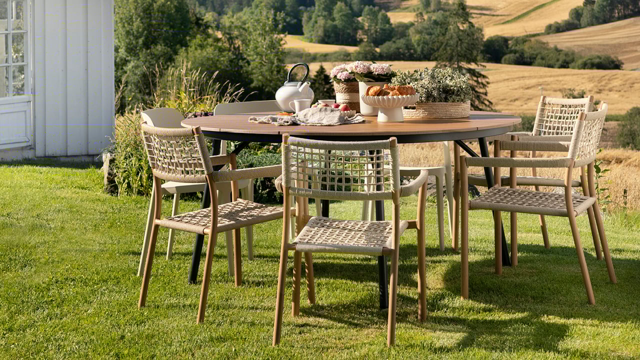 Bohem Huk stol rundt Bohem Grefsen bord i en hage.