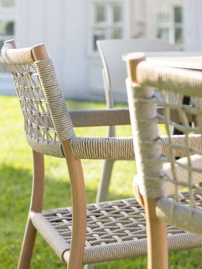 Detaljbilde av Bohem Huk stol på en gressplen.