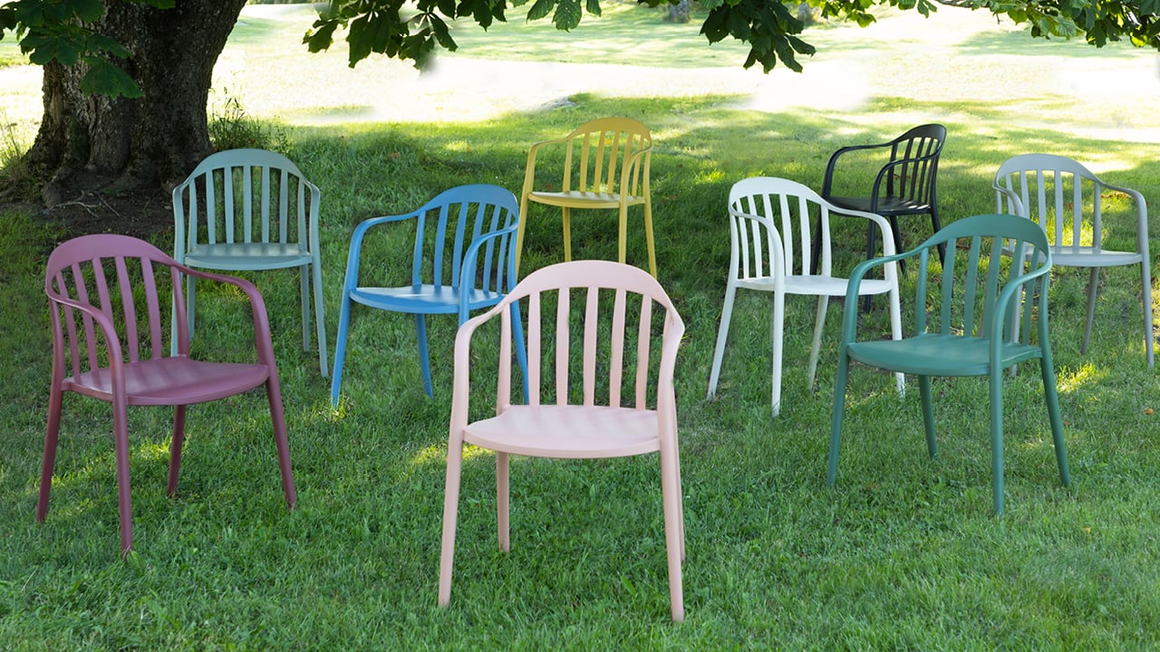 Bohem Vika stoler i ulike farger på en gressplen.