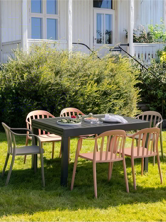 Bohem Vika stoler rundt Naterial Lyra II uttrekksbord på en greeplen.