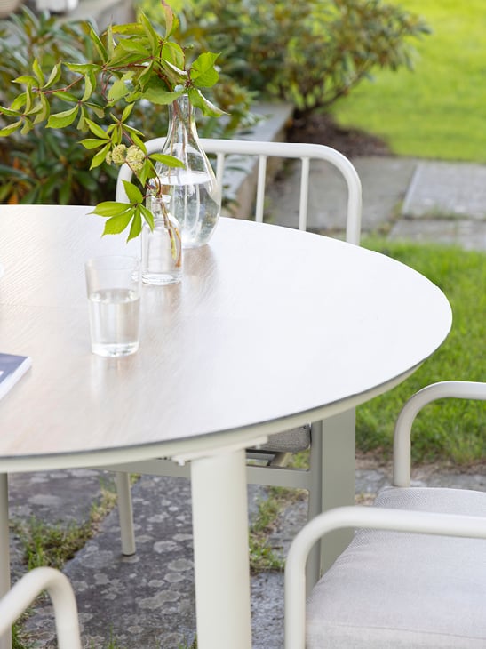 Bohem Nesodden bord på en uteplass.