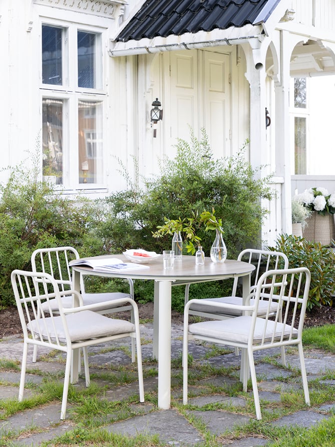 Bohem Brevik stol i kalk med pute rundt Bohem Nesodden bord.