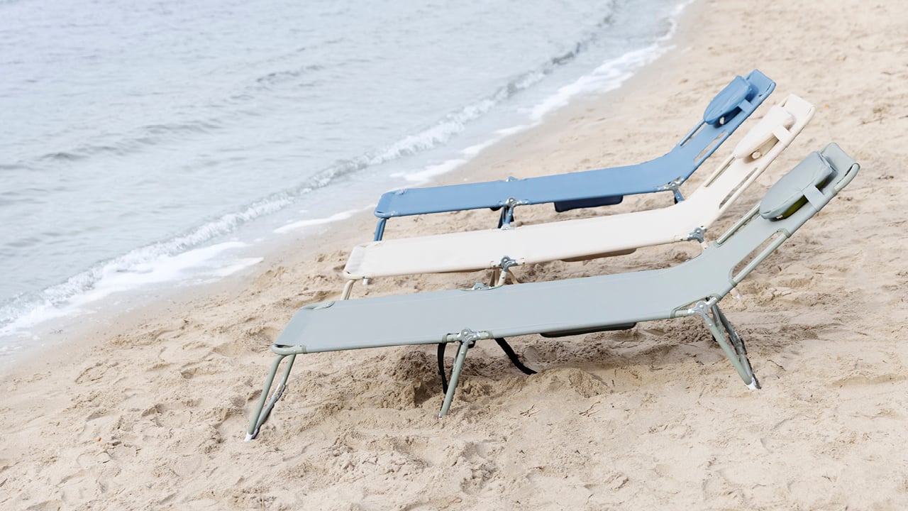 Bohem Scroll solseng på en strand. 