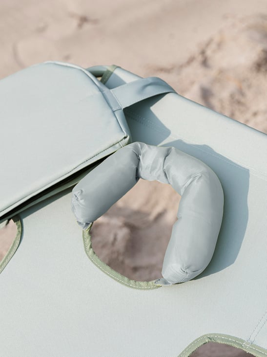 Detaljbilde av Bohem Scroll solseng koppholder.