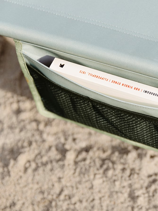 Detaljbilde av avislommen på Bohem Scroll solseng