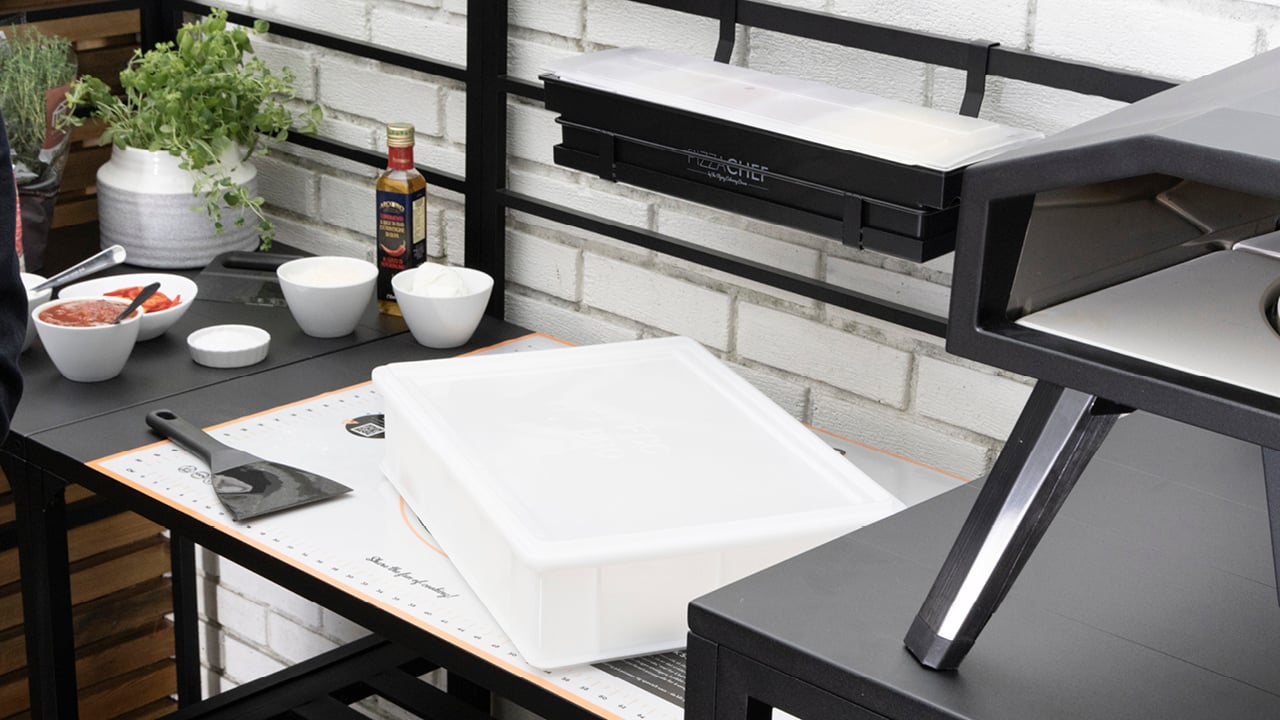 Oppsett til pizzabaking på et utekjøkken.