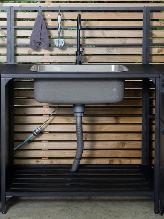 Utekjøkken-vask i sort. 