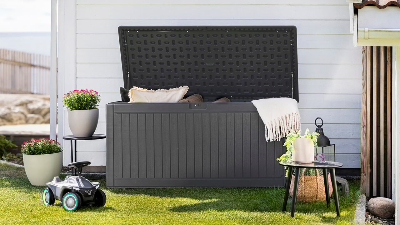 Vari putekasse på en gressplen med pledd i.