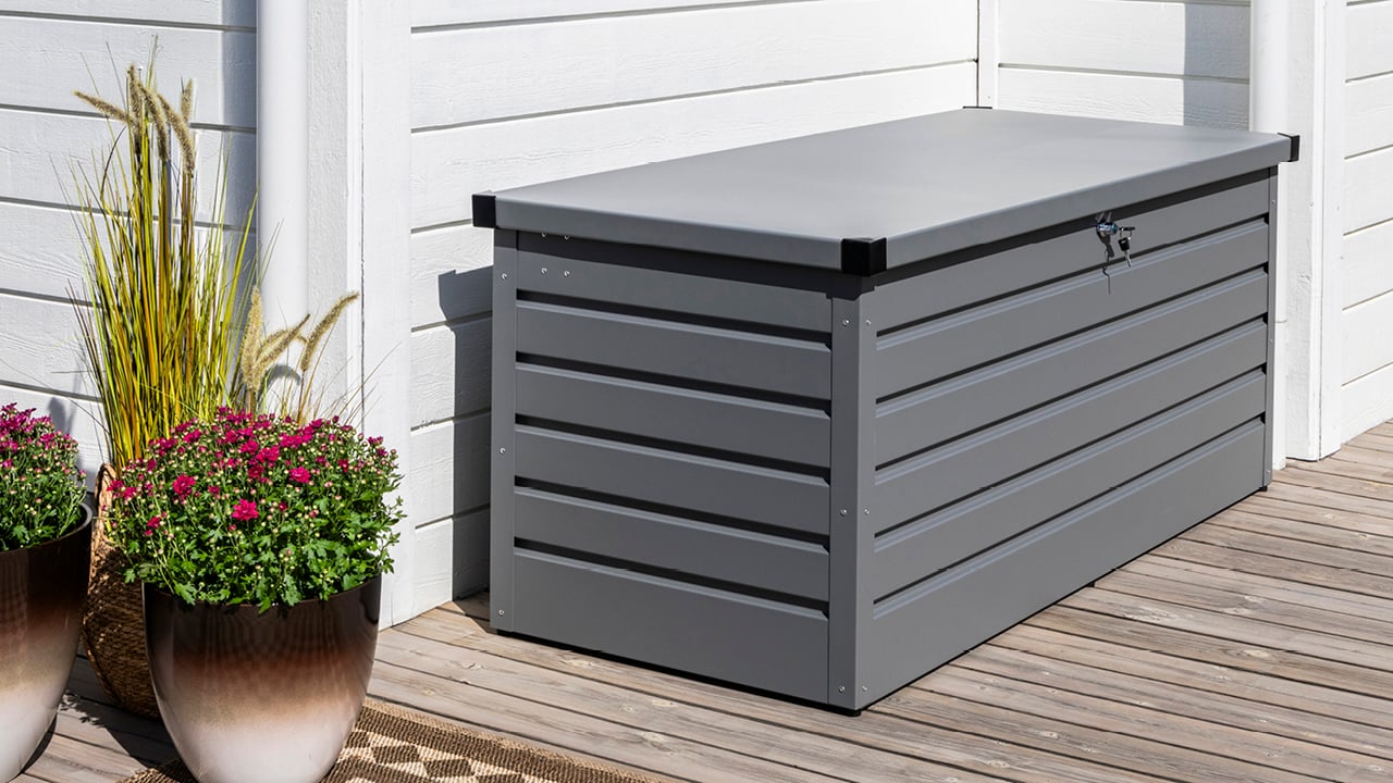 Vari aluminium putekasse på en terrasse.