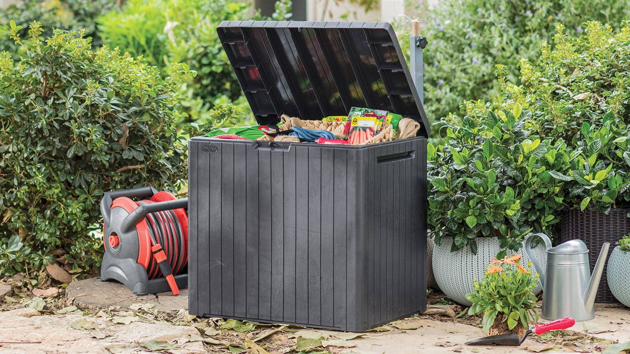 Åpen Keter City putekasse med leker i. 