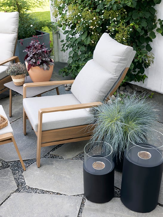 Holmen lenestol med bio brennere ved siden av.