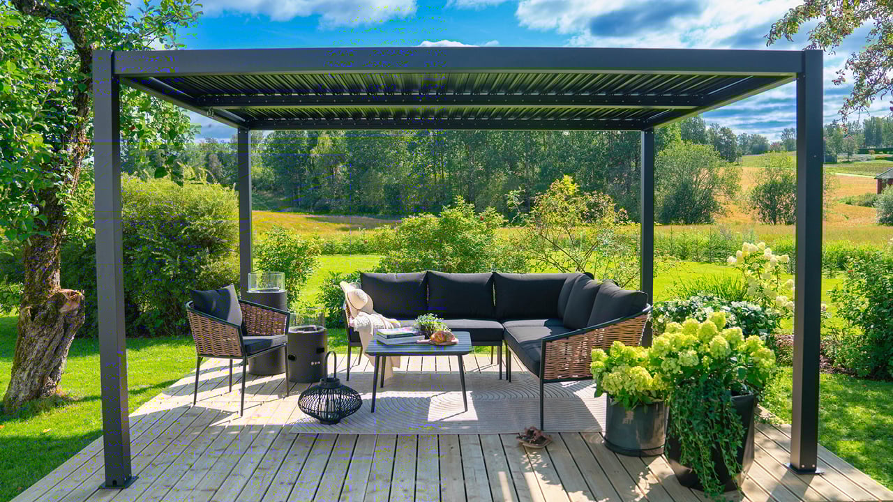Krifon Stavern pergola i sort over en sofa.