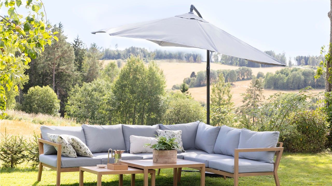 Bohem Friarm parasoll over Røst hjørnesofa. 