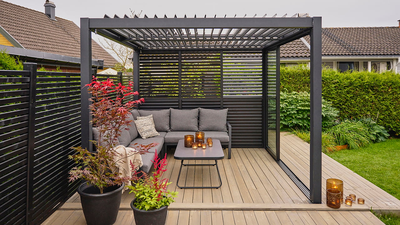 Krifon Stavern pergola lamellvegger på en platting. 