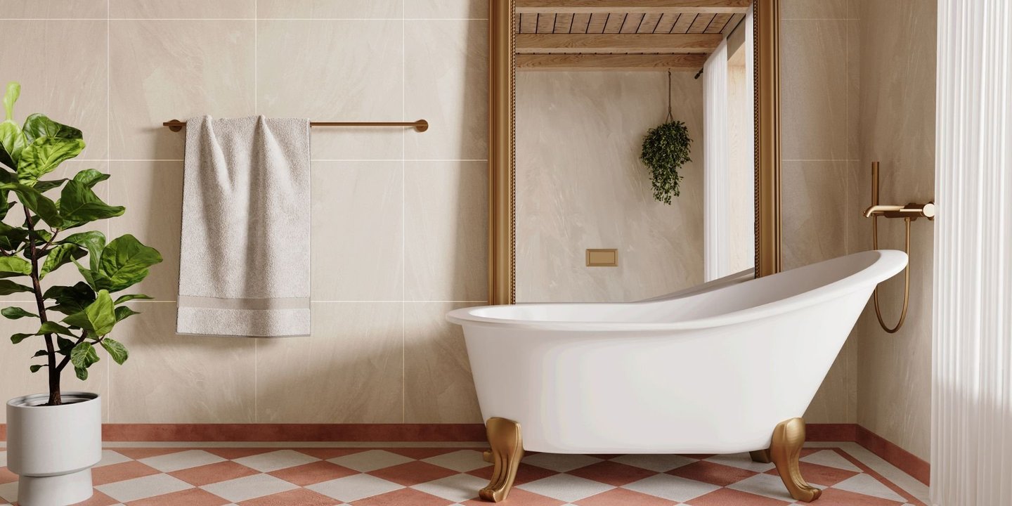 Badekar foran et speil, på et gulv med rutete fliser. Plante og et håndkle på venstre side.