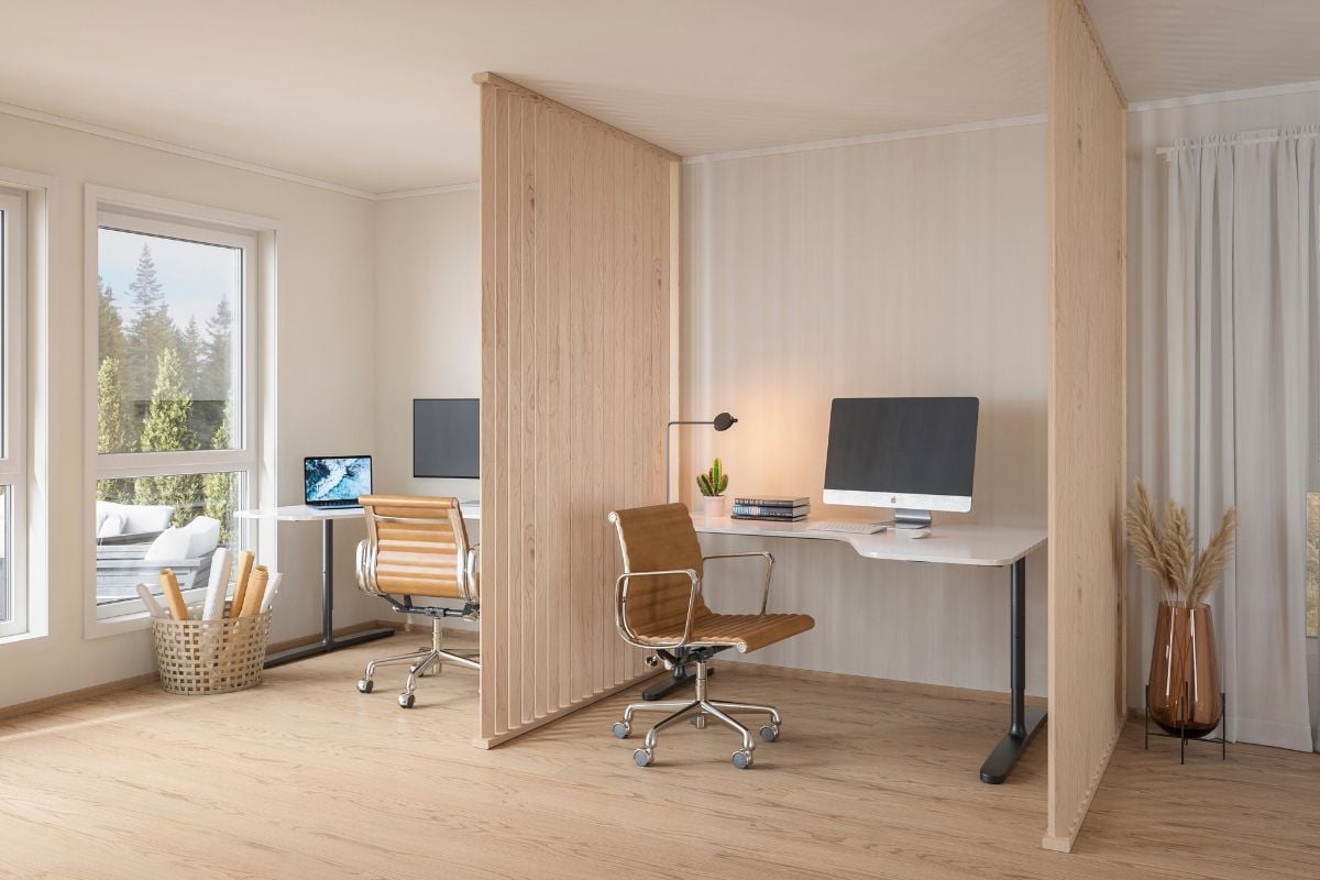 Hjemmekontor skjermet bak frittstående spilevegg montert fra gulv til tak.