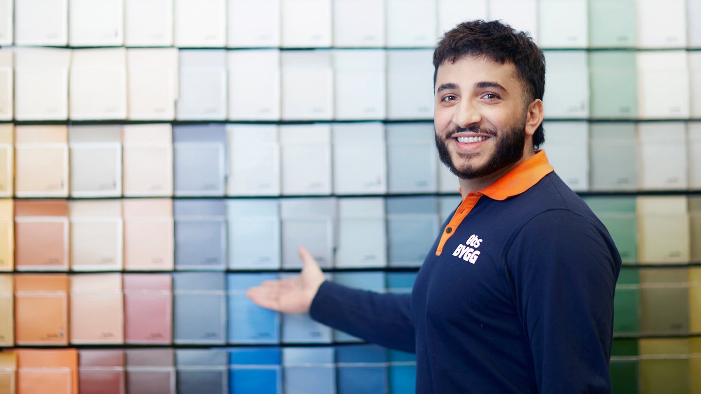 Ansatt hos Obs BYGG som viser fargeutvalg