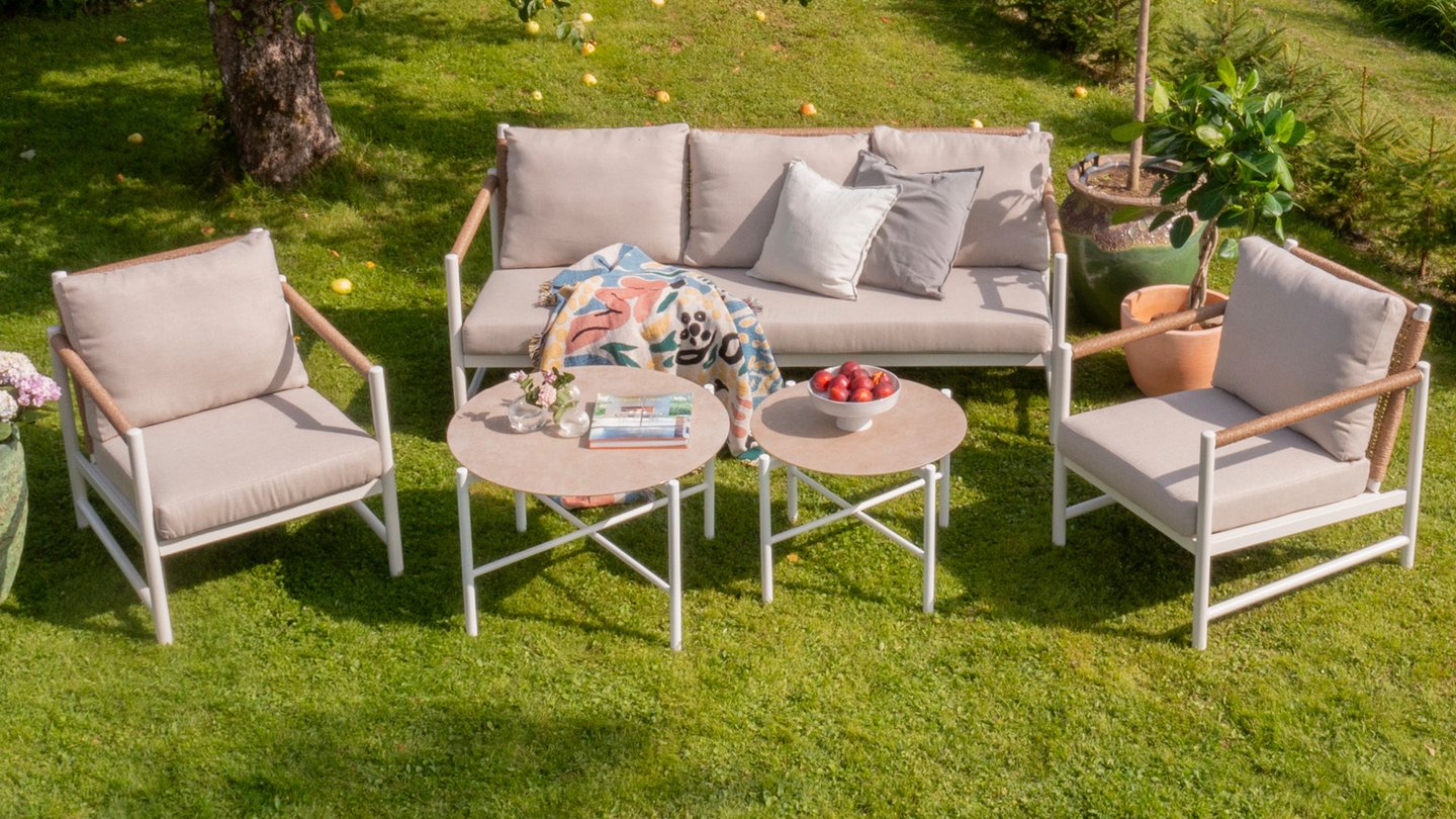 Loungsett i beige på gressplen