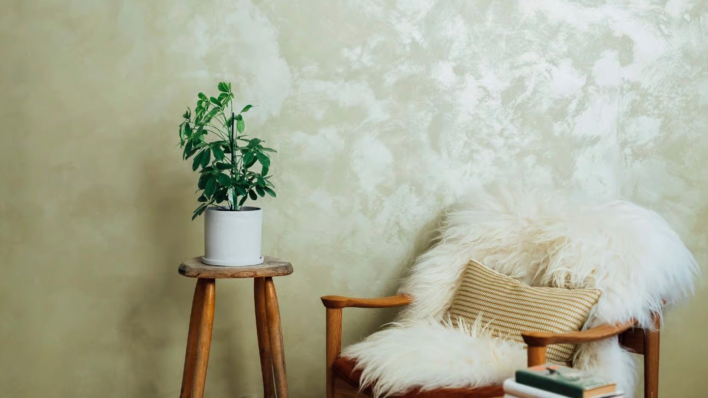 Effektmaling i beige med lenestol og sofabord foran