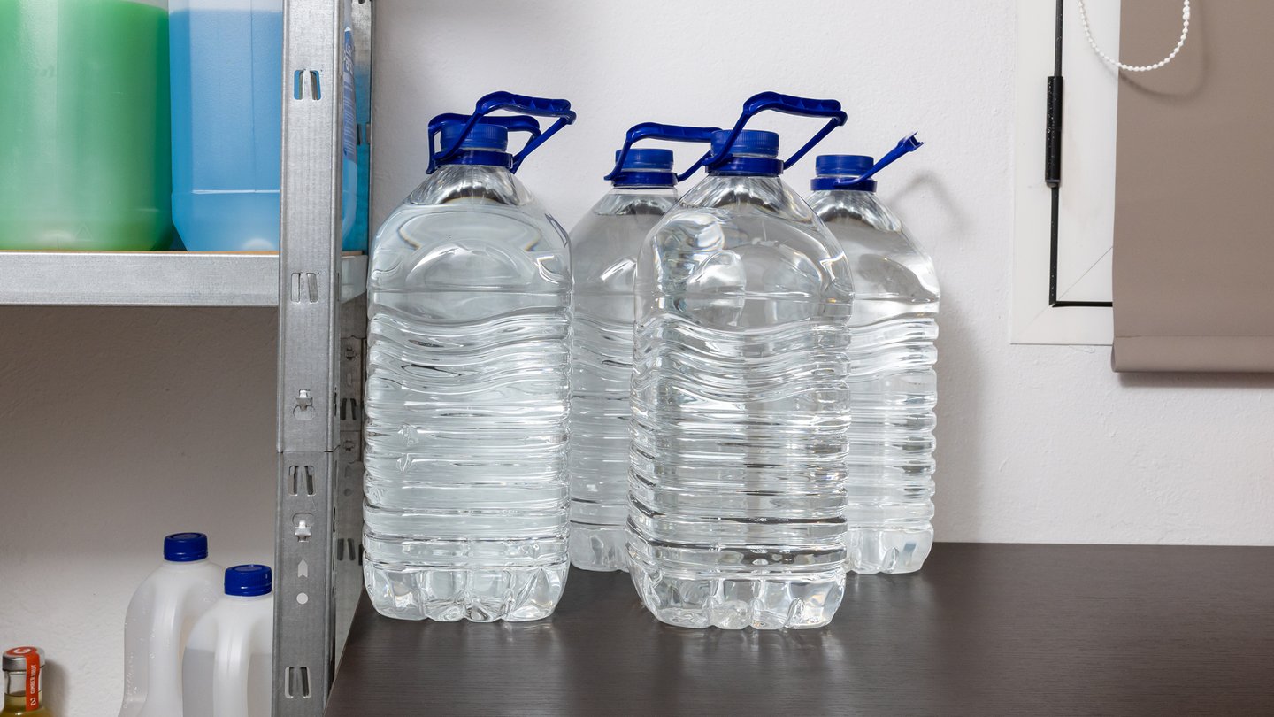 Fire 5 liters vanndunker står på et beredskapslager