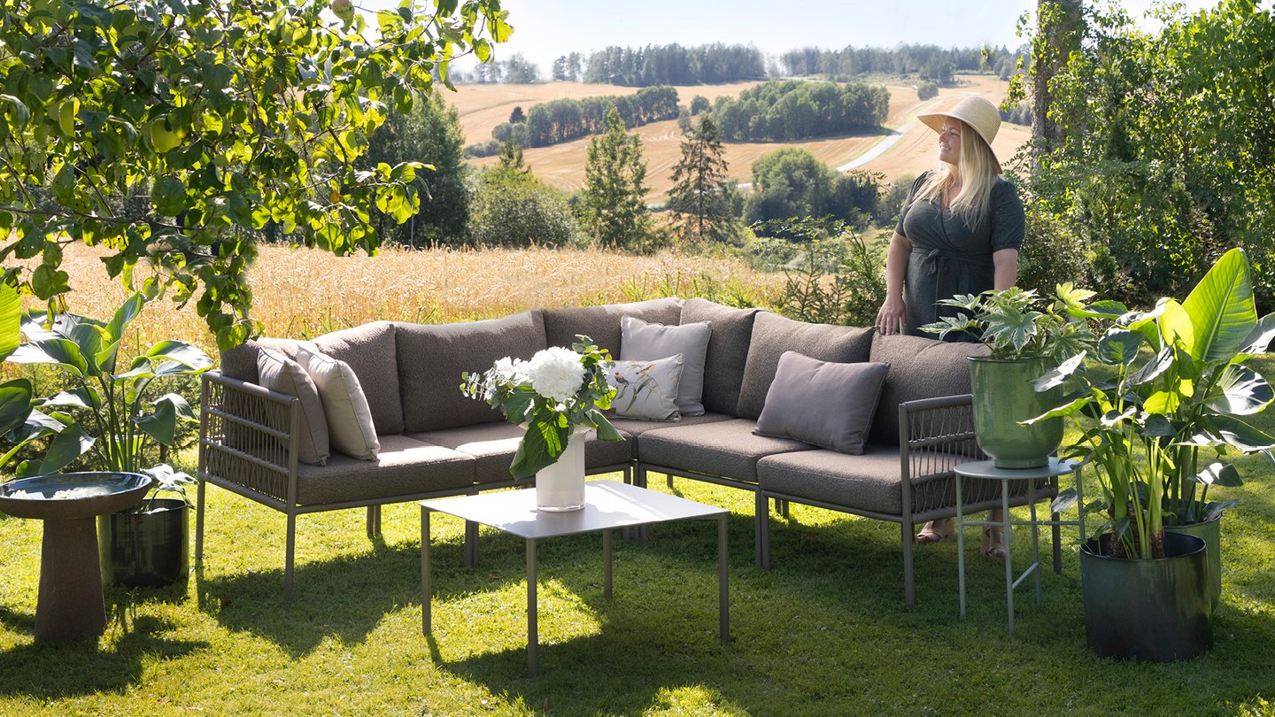 Bohem Narvik hjørnegruppe på en gressplen.