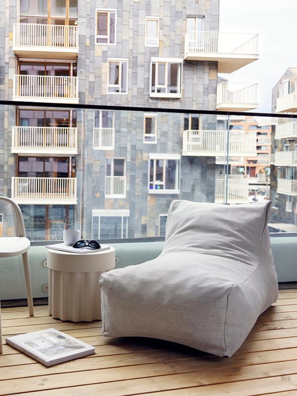 Vika stol, Bohem multibord og Bohem Lista sekkestol på en terrasse.