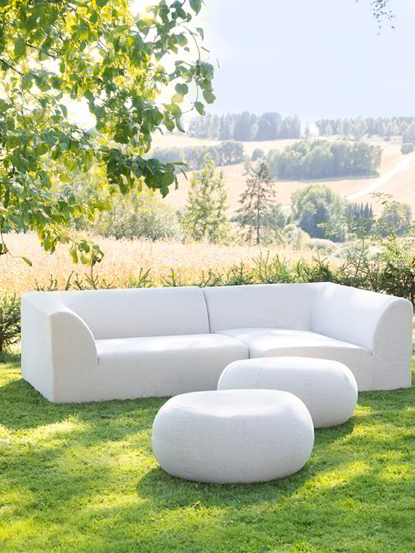 Skagen modulsofa og puff på en gressplen.