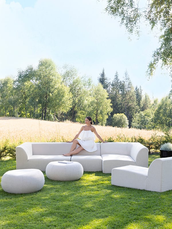 Skagen modulsofa og puff på en gressplen.