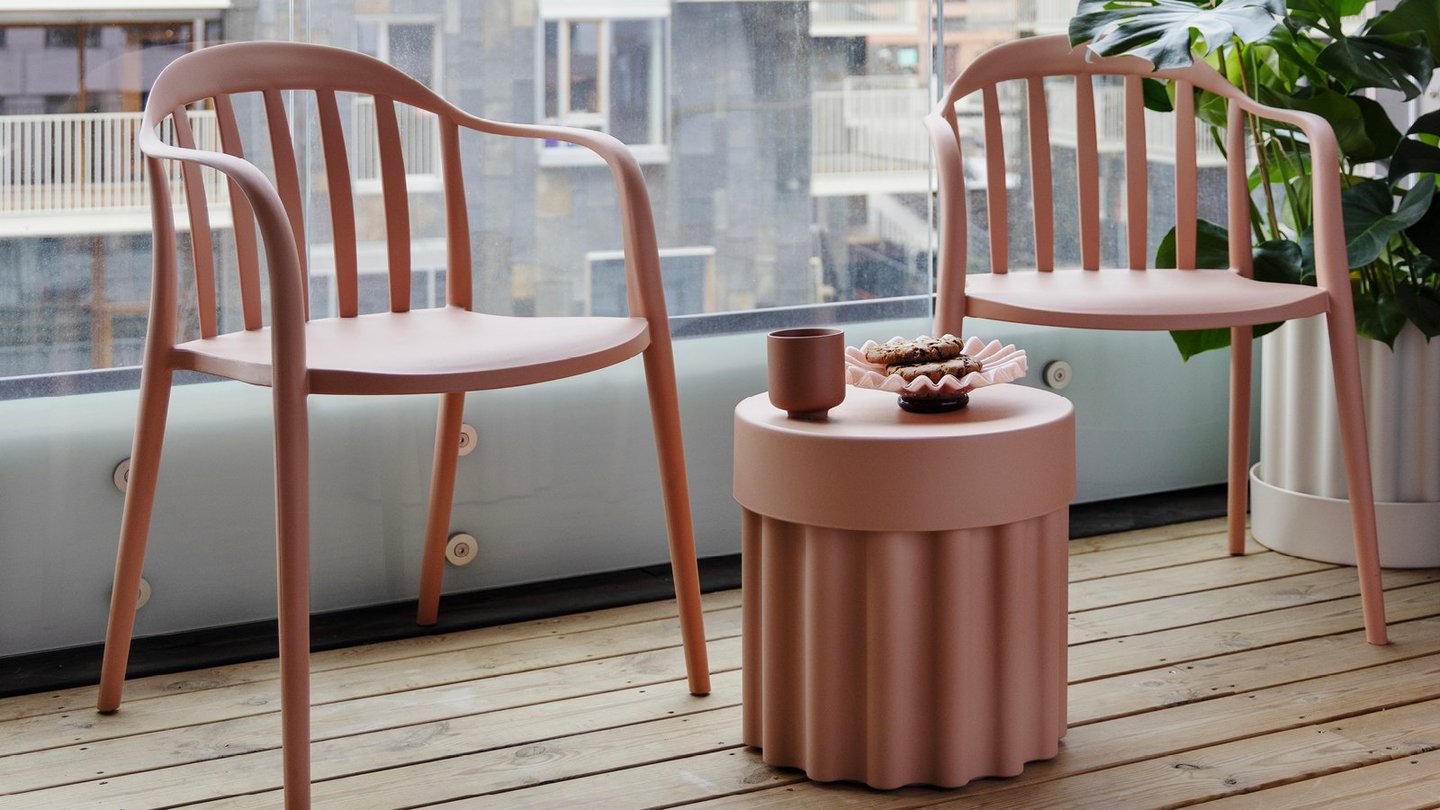 Bohem Vika stol og multi bord i Dusty Burgundy på en balkong.