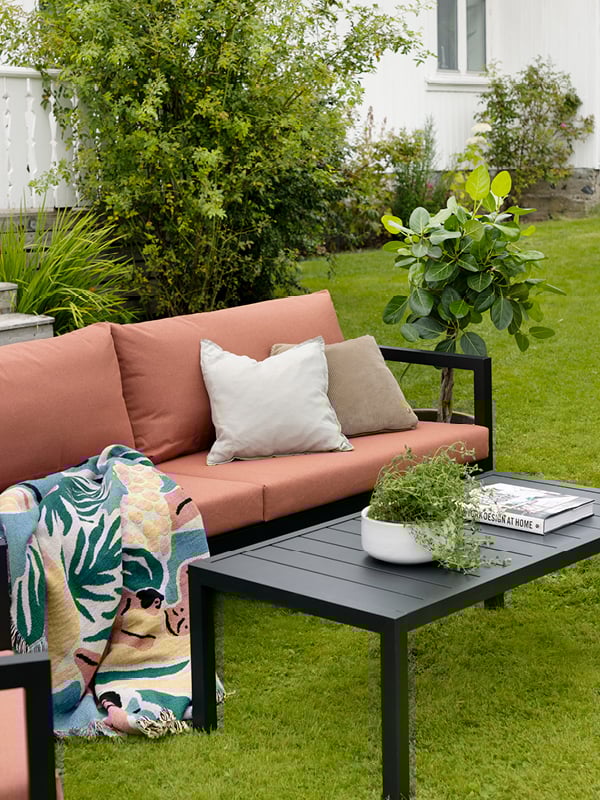 Røst sofaserie på en gressplen.