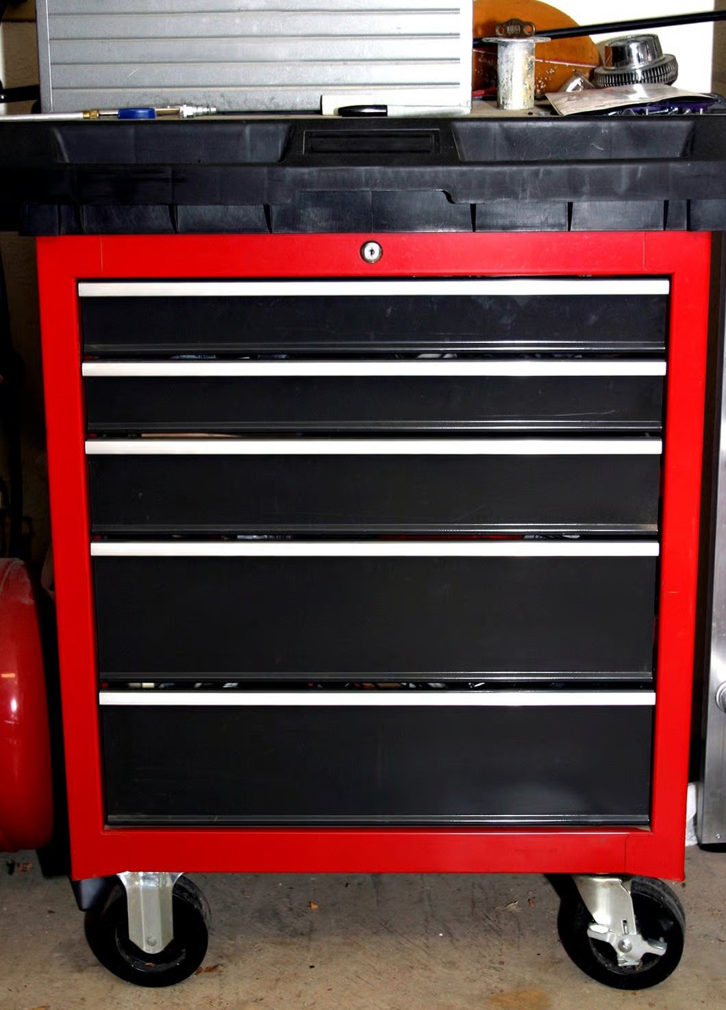 Rød verktøyvogn med skuffer og hjul for enkel flytting av verktøy