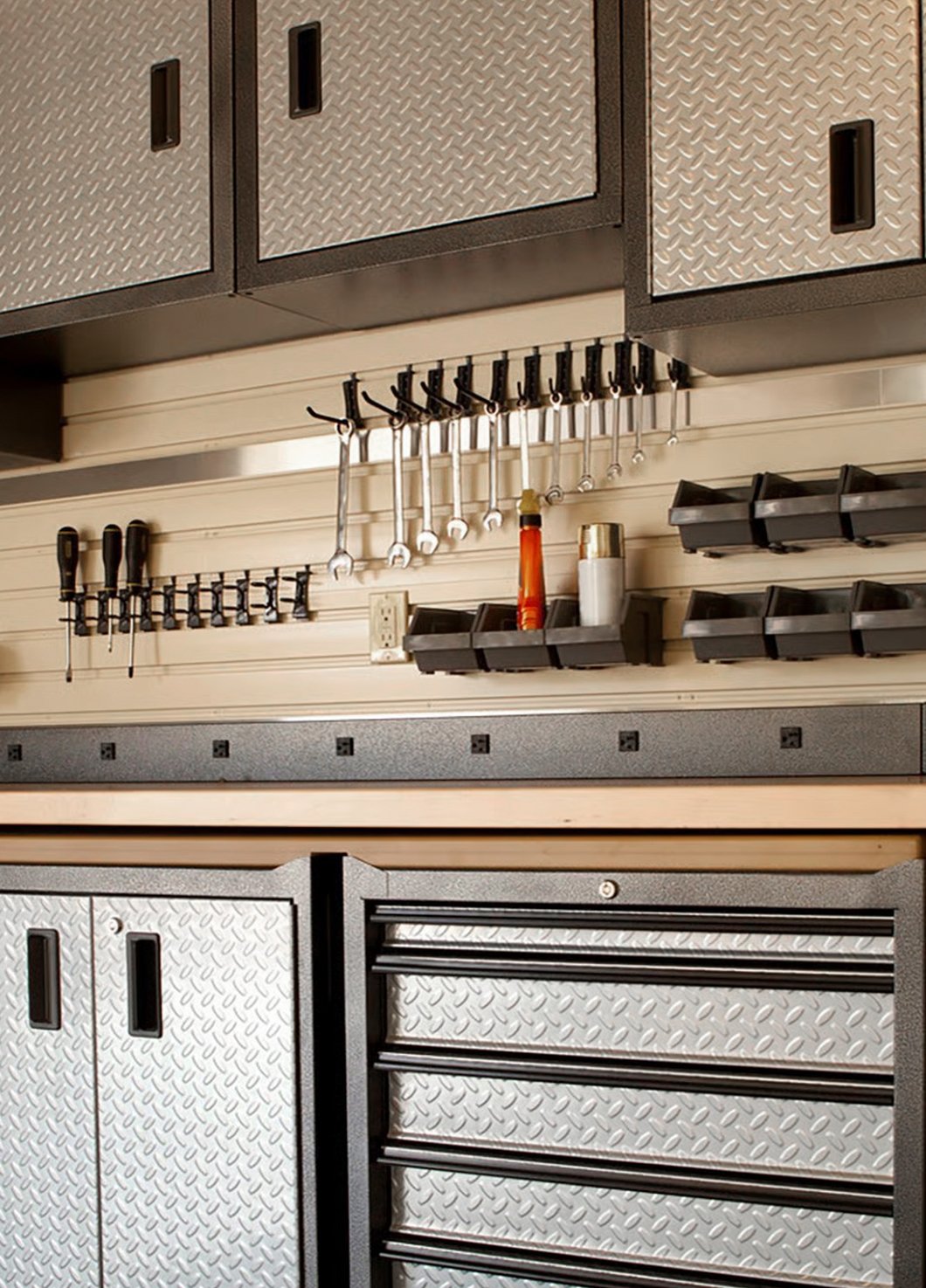 Organisert verksted med veggmontert verktøytavle og oppbevaringsskap