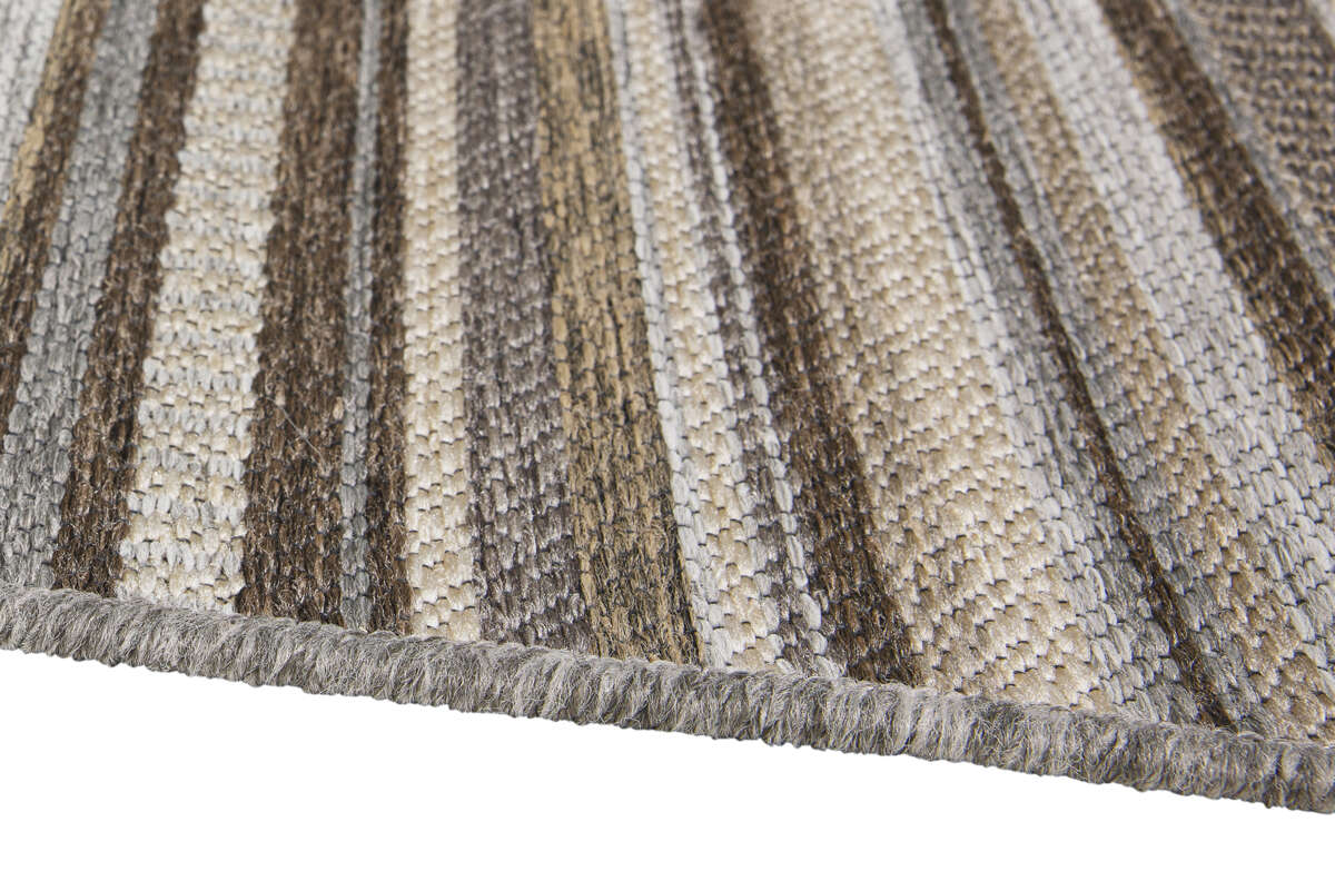 Pilar uteteppe, grå