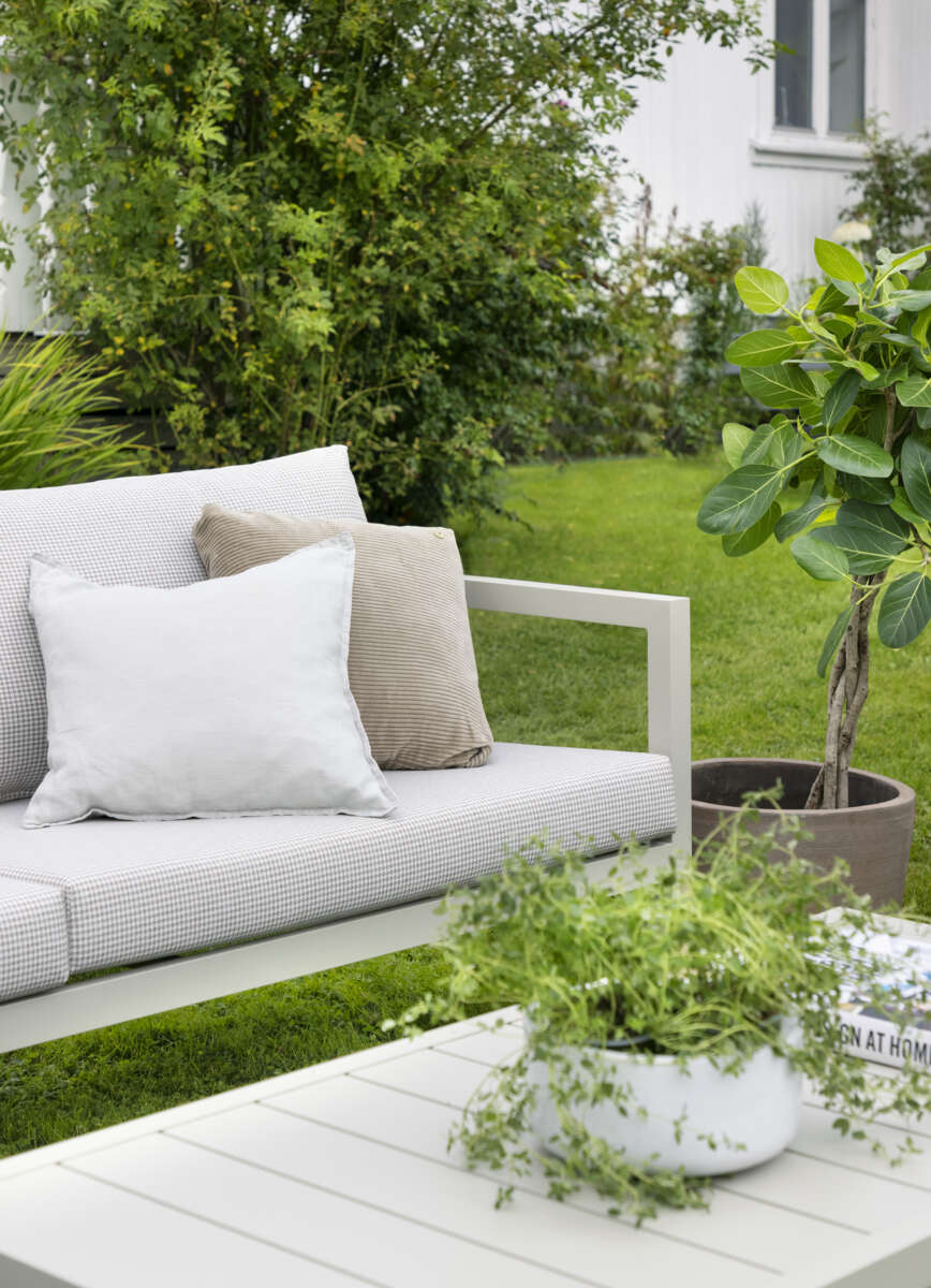 Røst sofagruppe kalk og rutet beige vanntette putetrekk