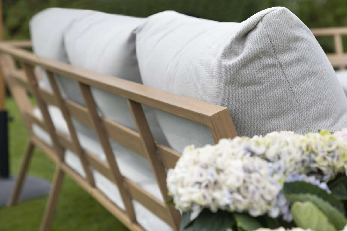 Røst hjørnegruppe teak og beige impregnerte putetrekk