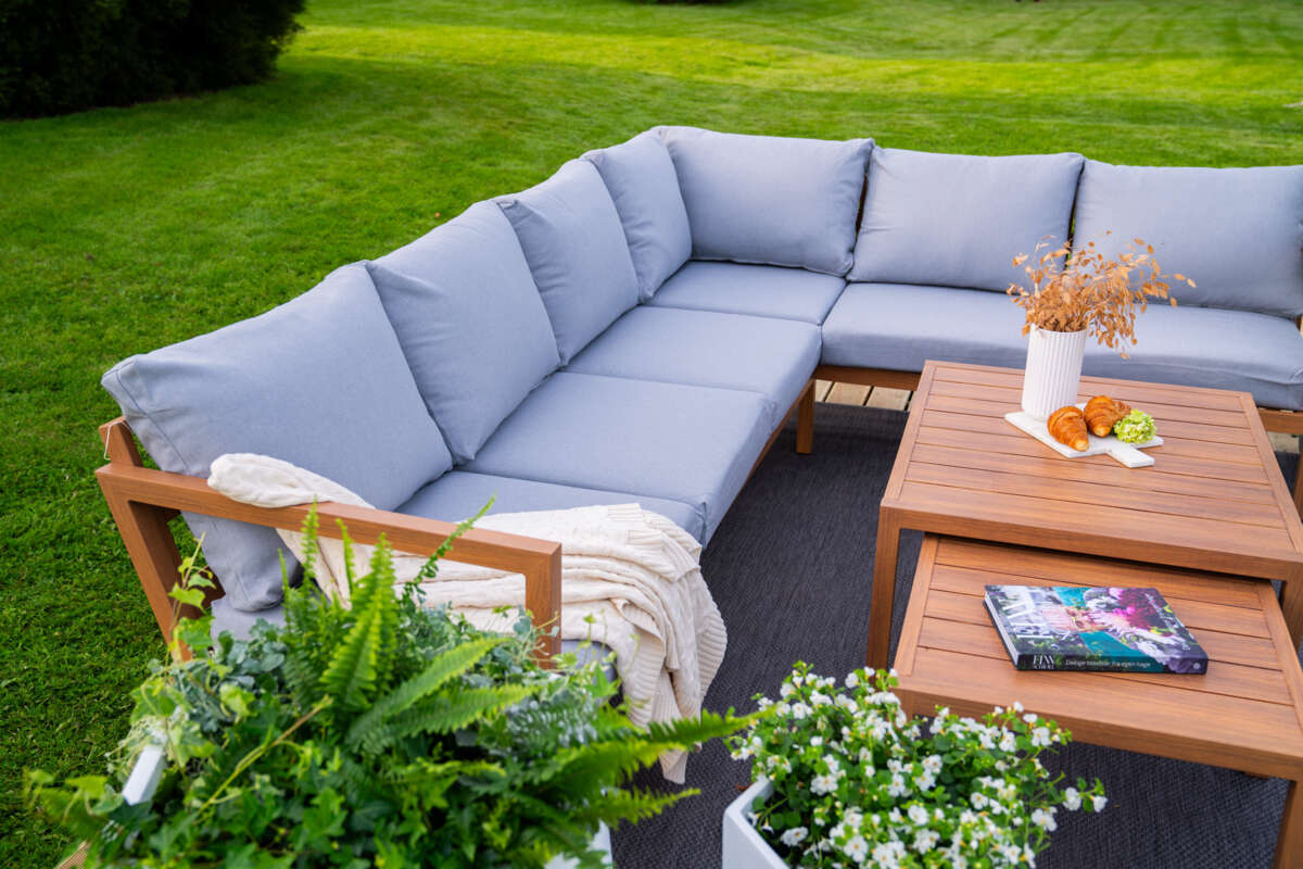 Røst hjørnegruppe teak og lys grå vanntette putetrekk