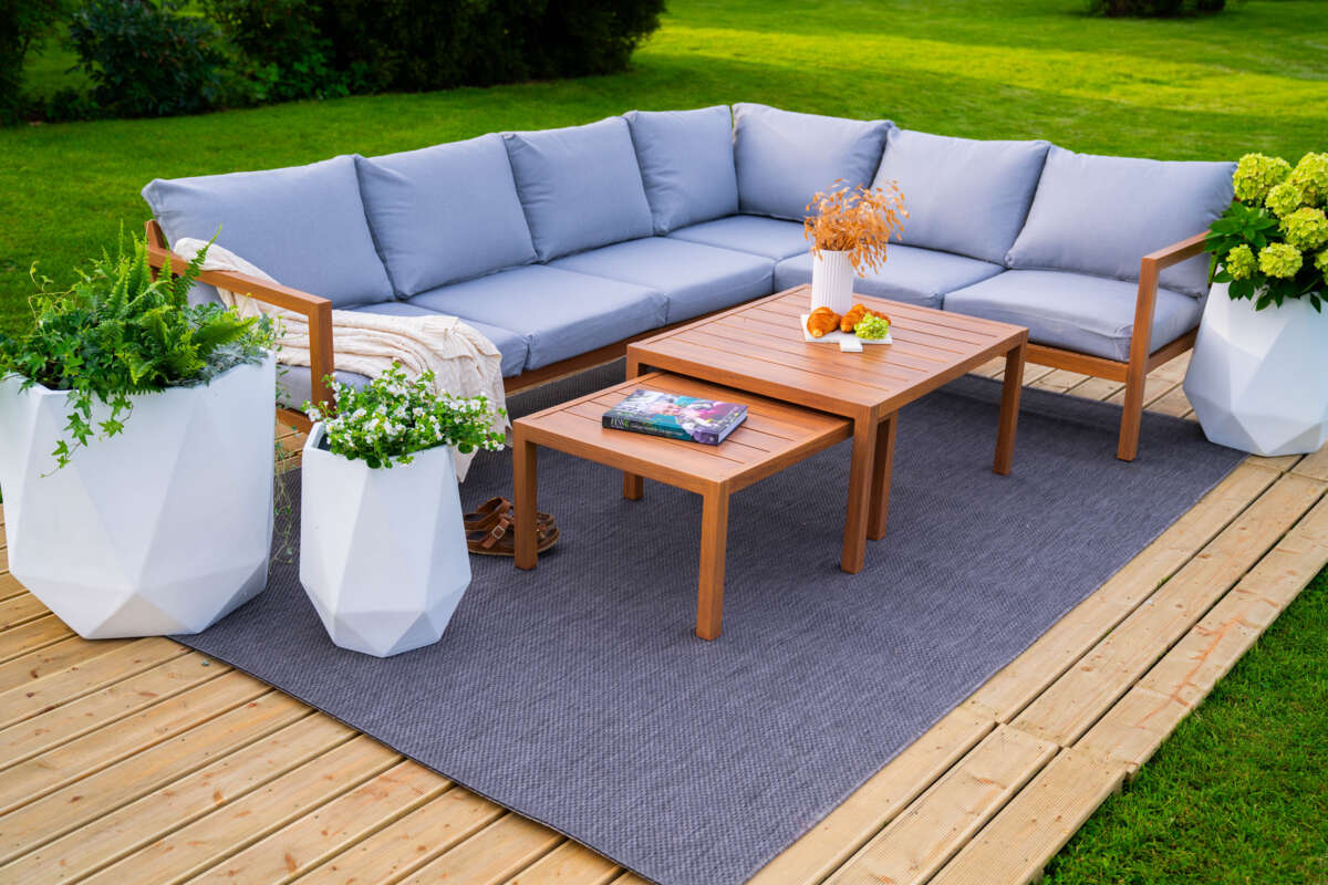 Røst hjørnegruppe teak og lys grå vanntette putetrekk